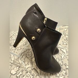Vince Camuto Vemmey Leather Side Button Booties